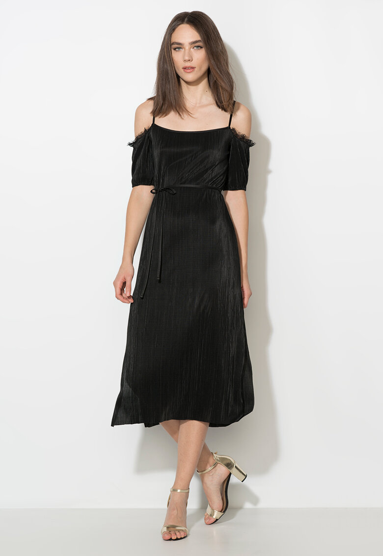 Rochie neagra cu decolteu pe umeri si garnituri de dantela